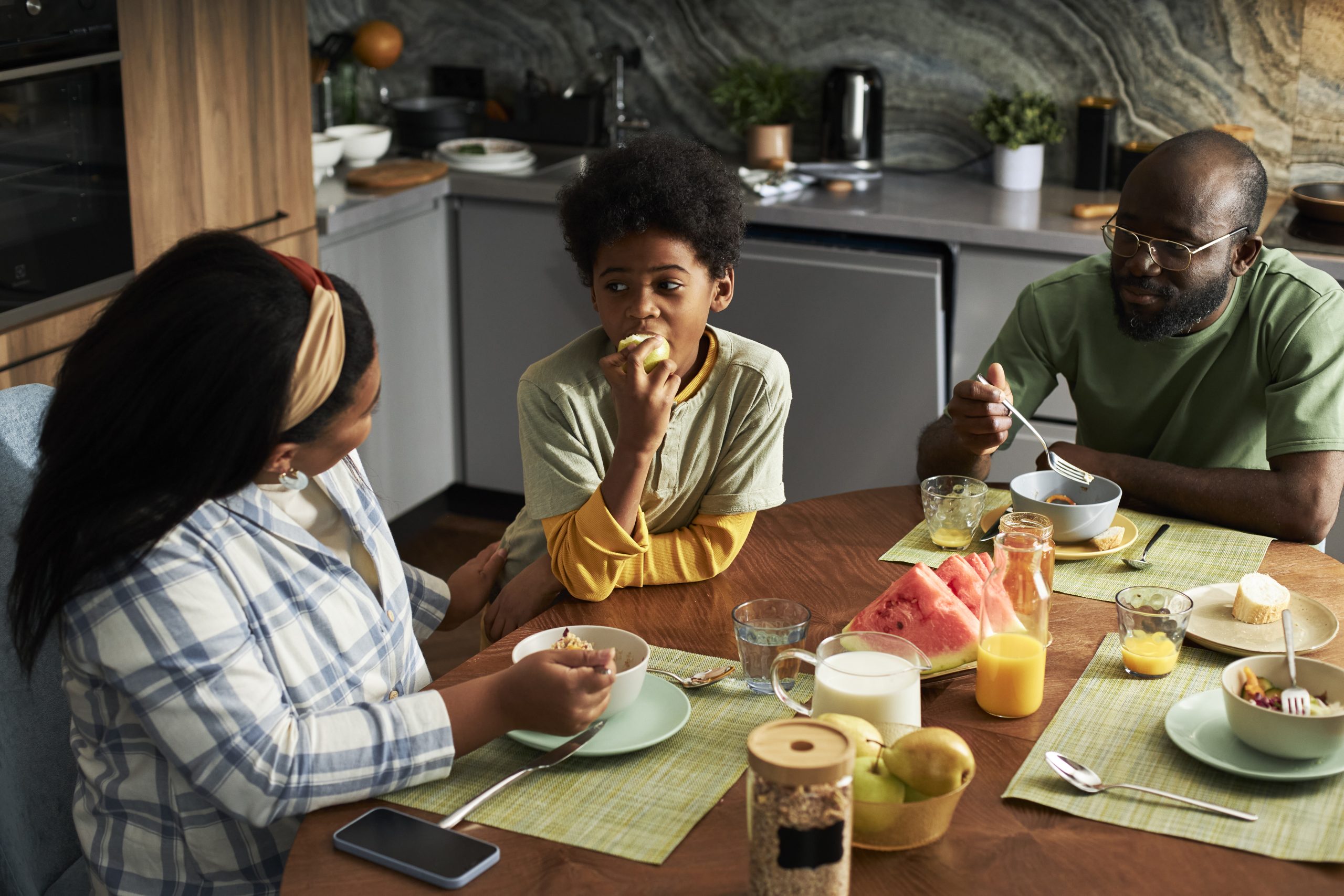 medium-shot-family-eating-home